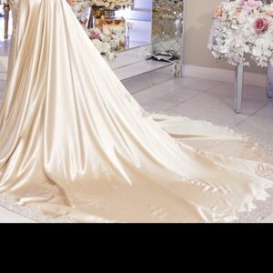 Wedding dress Elegant Satin Bridal Train in Champagne